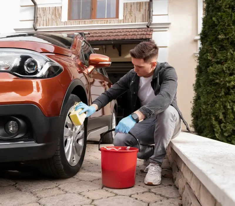 Lavage auto à domicile Glos-sur-Risle : professionnel intervenant sur un véhicule